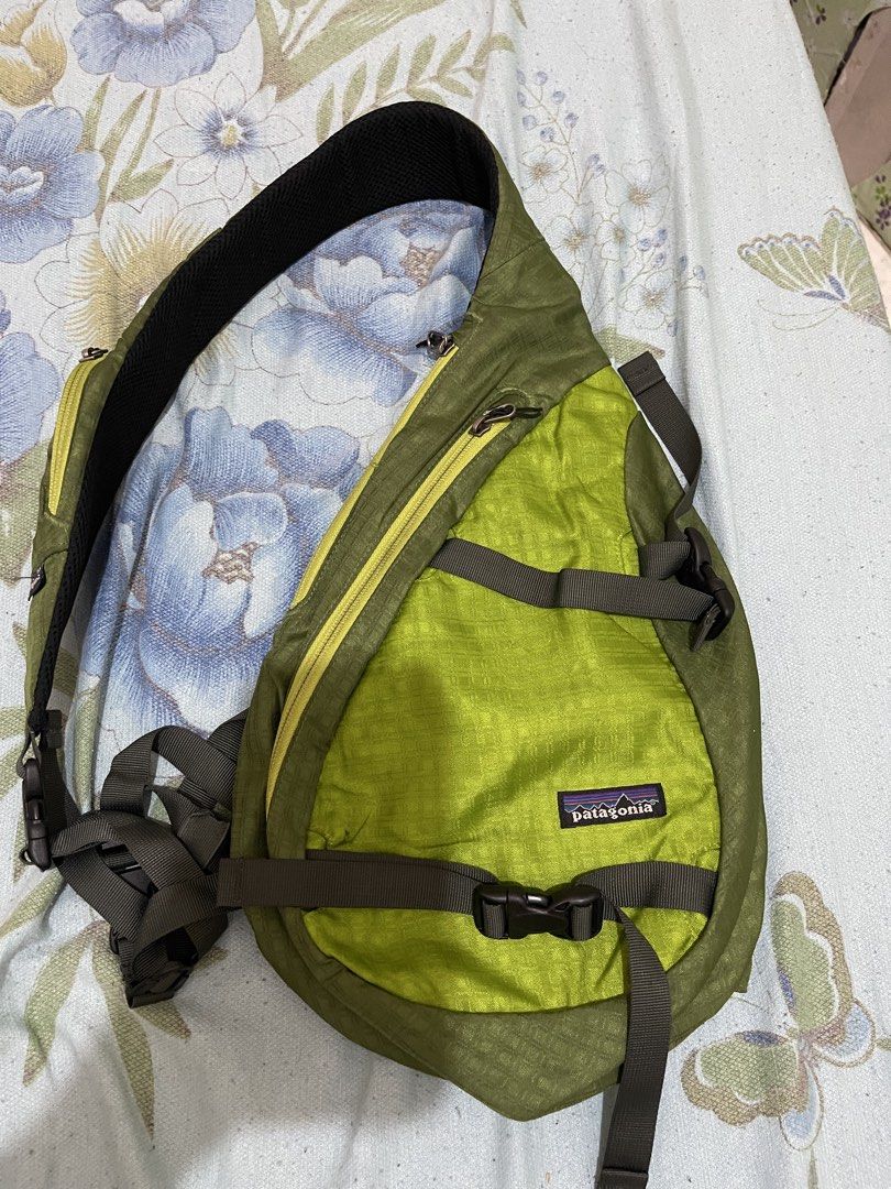 Patagonia Atom Sling Bag (Category: Sling Bags) located in Manila. Submitted by whosnaths (Listing ID 1424322980, Image 1). Description: - Patagonia Atom Sling Bag - Single strap design for easy carrying - Vibrant green color with black strap - Multiple zippered compartments for secure storage - Features the Patagonia logo.