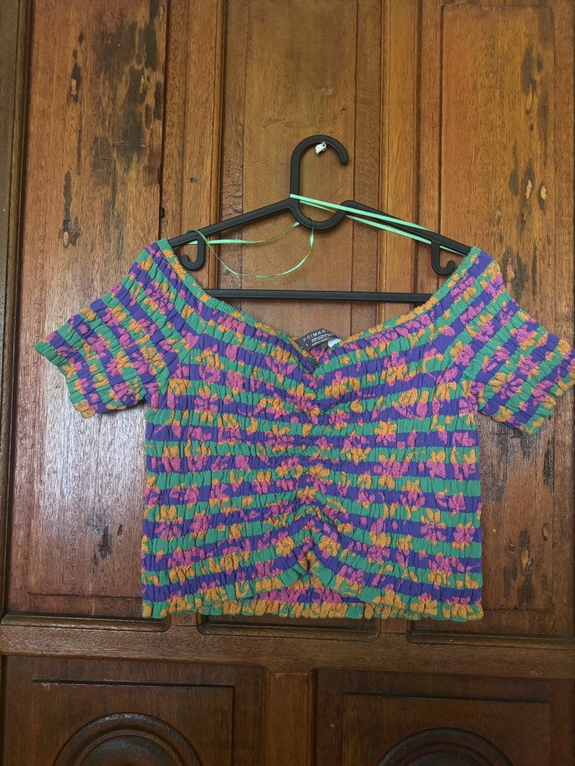 Primark Floral Smocked Crop Top (Category: Sleeveless) located in Paranaque City. Submitted by kdpreloved_ (Listing ID 1424314443, Image 1). Description: Primark colored smocked top Size Large to extra large Like new.