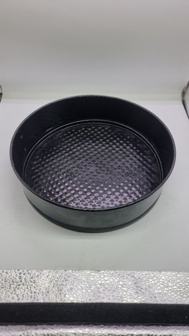 Round Cake Pan 10" (Category: Bakeware) located in Marikina City. Submitted by andreah_16 (Listing ID 1424335351, Image 3). Description: - 10-inch round cake pan - Features a textured bottom - Ideal for baking cakes - Durable black color - Suitable for various cake recipes - Great addition to your baking tools.