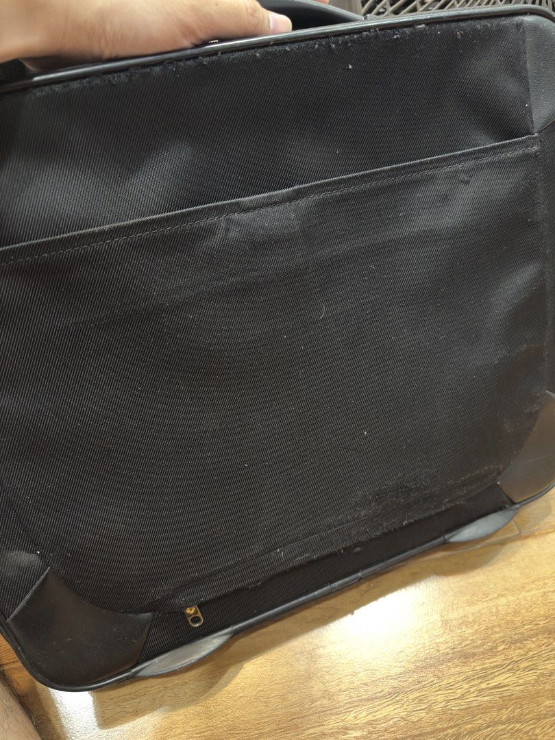 Samsonite Laptop Bag with Shoulder Strap (Category: Laptop Bags & Sleeves) located in Cavite. Submitted by justblue1921 (Listing ID 1424188049, Image 3). Description: Matibay Heavy Duty Can fit up to 17 inch laptop Original Samsonite .