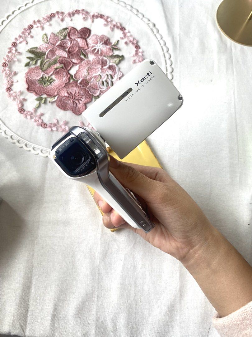 Sanyo Xacti CA8 (Category: Cameras) located in Quezon City. Submitted by helloclassiques (Listing ID 1424325630, Image 3). Description: Perfect for taking photos & videos! 📸🎞️ All buttons and flash are working. Fully functional! ✨ ⋆｡‧˚ʚ🧸ɞ˚‧｡⋆ Comes with original box and pouch! Specs: 8 MP 5x optical zoom 2.5” LCD screen CMOS sensor Memory type: SD card 🏷️Price: ₱8,000 Inclusions: Original box with accessories Camera pouch ˙✧˖°📷 ༘ ⋆｡˚All phot