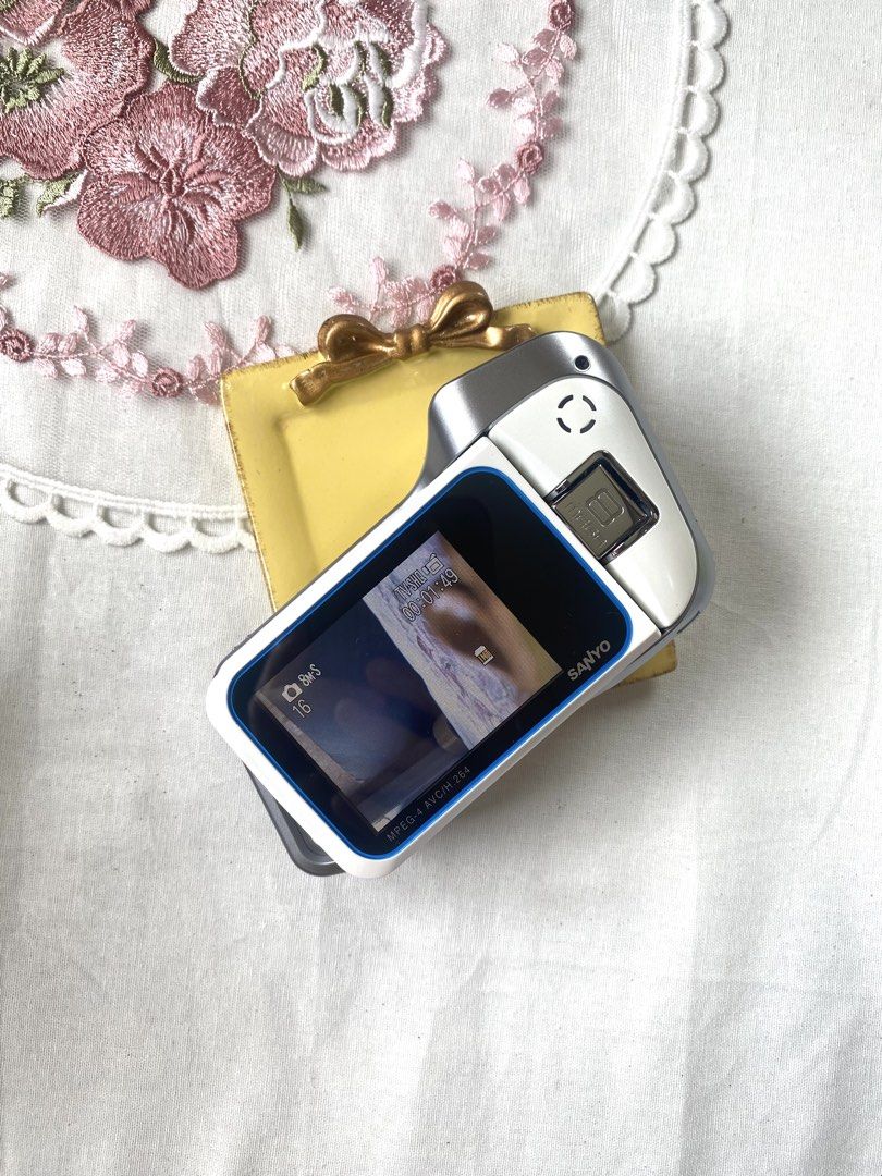 Sanyo Xacti CA8 (Category: Cameras) located in Quezon City. Submitted by helloclassiques (Listing ID 1424325630, Image 2). Description: Perfect for taking photos & videos! 📸🎞️ All buttons and flash are working. Fully functional! ✨ ⋆｡‧˚ʚ🧸ɞ˚‧｡⋆ Comes with original box and pouch! Specs: 8 MP 5x optical zoom 2.5” LCD screen CMOS sensor Memory type: SD card 🏷️Price: ₱8,000 Inclusions: Original box with accessories Camera pouch ˙✧˖°📷 ༘ ⋆｡˚All phot
