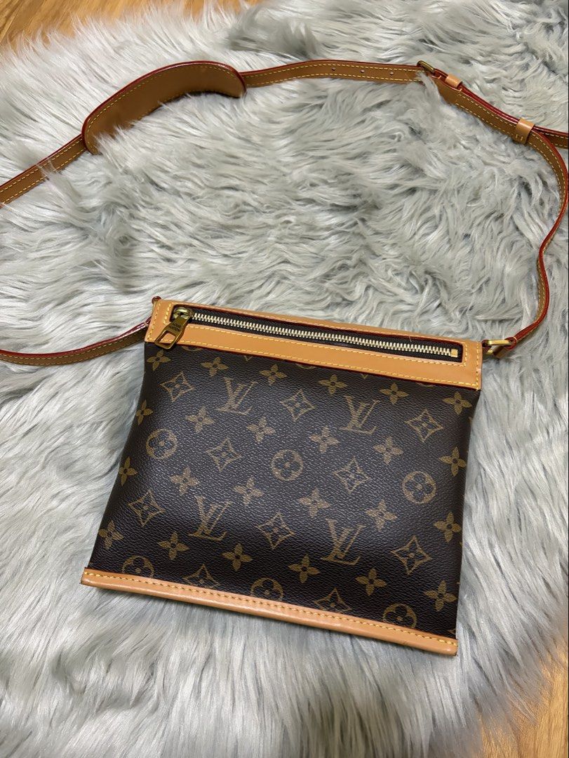 Saumur messenger bag (Category: Luxury Bags & Wallets) located in Santa Rosa. Submitted by collectiblesitems.ph (Listing ID 1281917043, Image 1). Description: No flaws with dustbag. Nice for airport carry bag for passport and plane ticket..