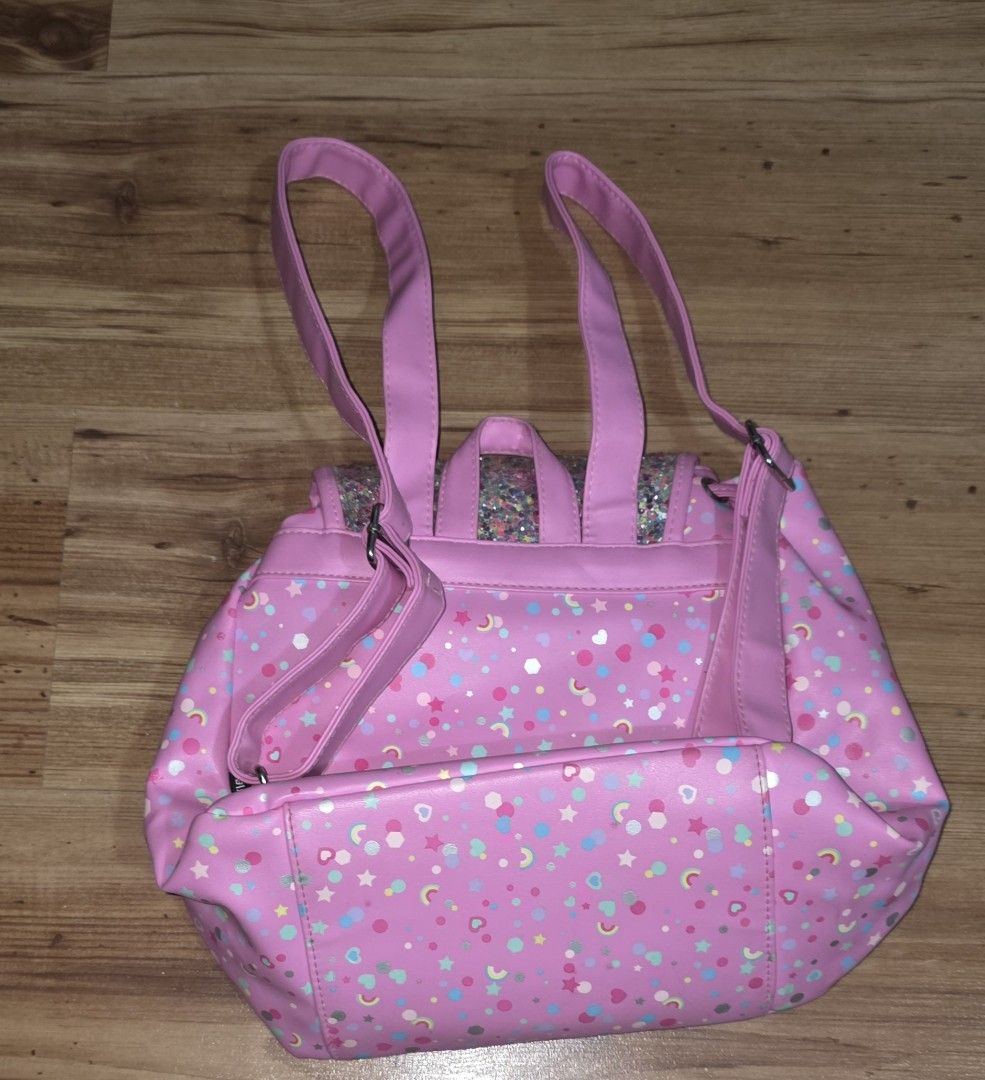 Smiggle Pink Glittery Drawstring Backpack (Category: Babies & Kids Fashion) located in Manila. Submitted by tresmmm (Listing ID 1424305675, Image 2). Description: smiggle backpack can be used as lunch bag.