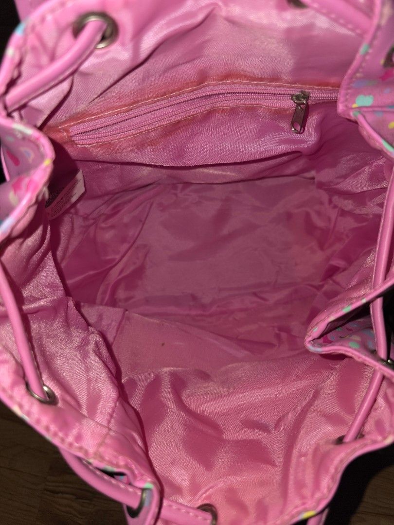 Smiggle Pink Glittery Drawstring Backpack (Category: Babies & Kids Fashion) located in Manila. Submitted by tresmmm (Listing ID 1424305675, Image 3). Description: smiggle backpack can be used as lunch bag.