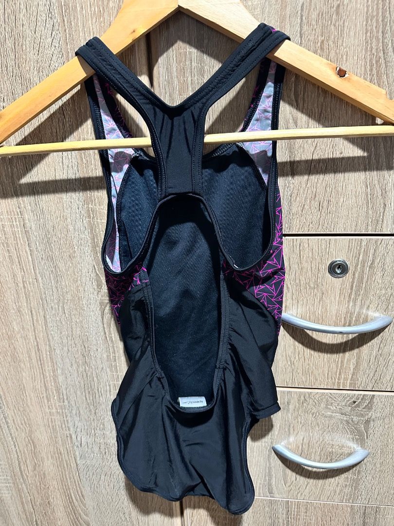 Speedo Girls Swimsuit (Category: Babies & Kids Fashion) located in Mandaluyong City. Submitted by soleil16 (Listing ID 1424340344, Image 2). Description: - Speedo girls' swimsuit - Features a black and pink geometric pattern - Size: GB 70cm/28", F 10ans, D 140, I 10anni - Racerback design - Made in the Philippines Rfs: outgrown.