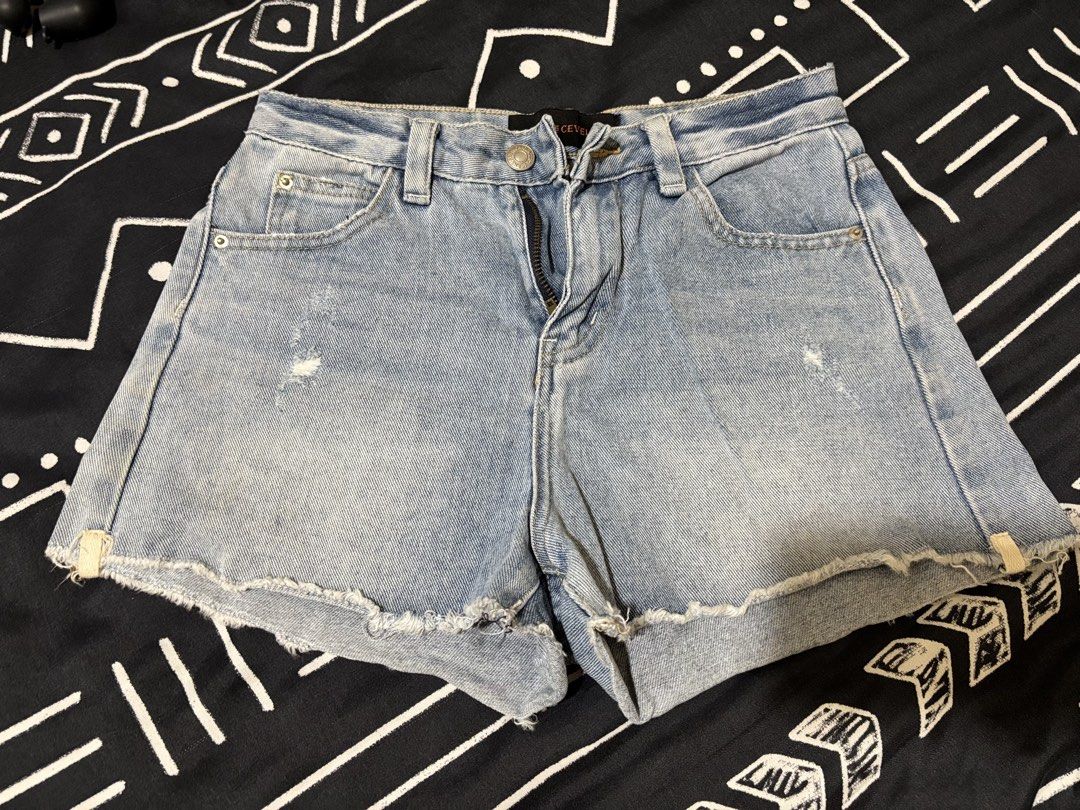 Tattered shorts (Category: Shorts) located in Rizal. Submitted by declutteredthingz (Listing ID 1424302905, Image 2). Description: Size 26 100 each.
