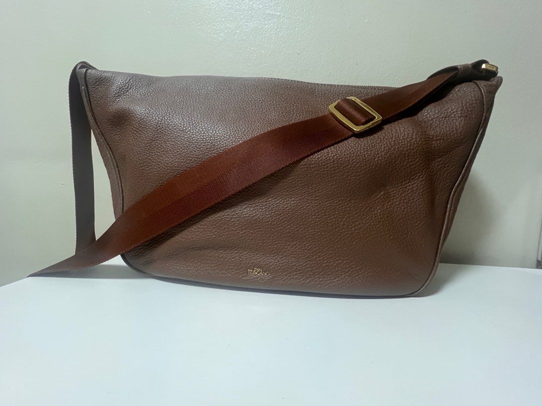 Tocco Toscano Rey Crossbody Maxi (Category: Cross-body Bags) located in Taguig. Submitted by studio26 (Listing ID 1424193923, Image 1). Description: PLEASE READ THE ENTIRE POST TO SEE ANSWERS TO COMMON QUESTIONS Tocco Toscano Rey Shoulder Bag, Chocolate Material: Leather Measurements: L42.5 H22 W11cm Like new, no flaws LOCATION Antipolo / Taguig PAYMENT Cashless payment only. GCash or BPI. DELIVERY To be arranged and shouldered by buyer..