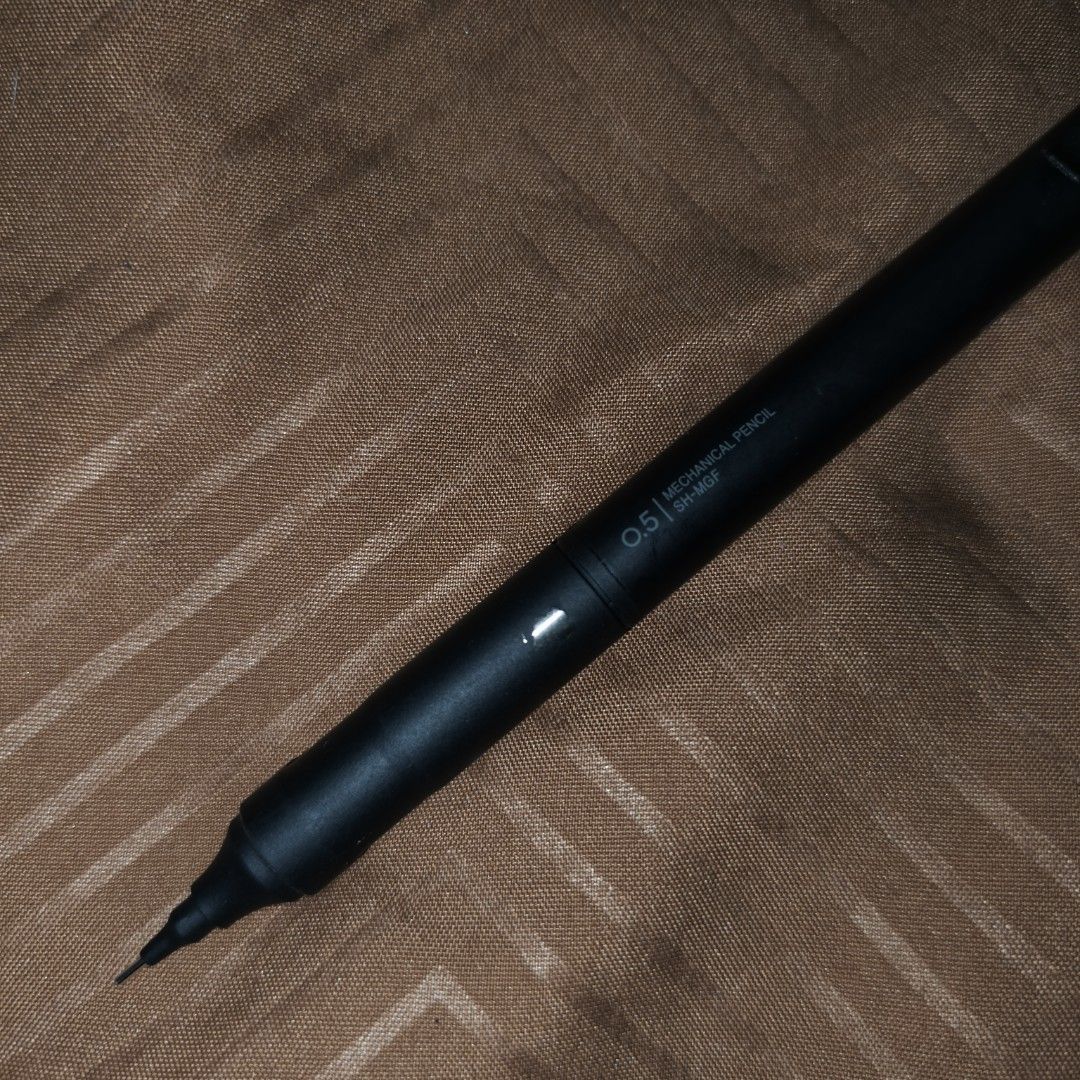 Tombow Mono Graph Fine (Category: Stationery & School Supplies) located in Caloocan City. Submitted by joziahrylandgelido (Listing ID 1424224557, Image 2). Description: Has a scratch on the grip section, does not affect performance. The eraser is also unused. .