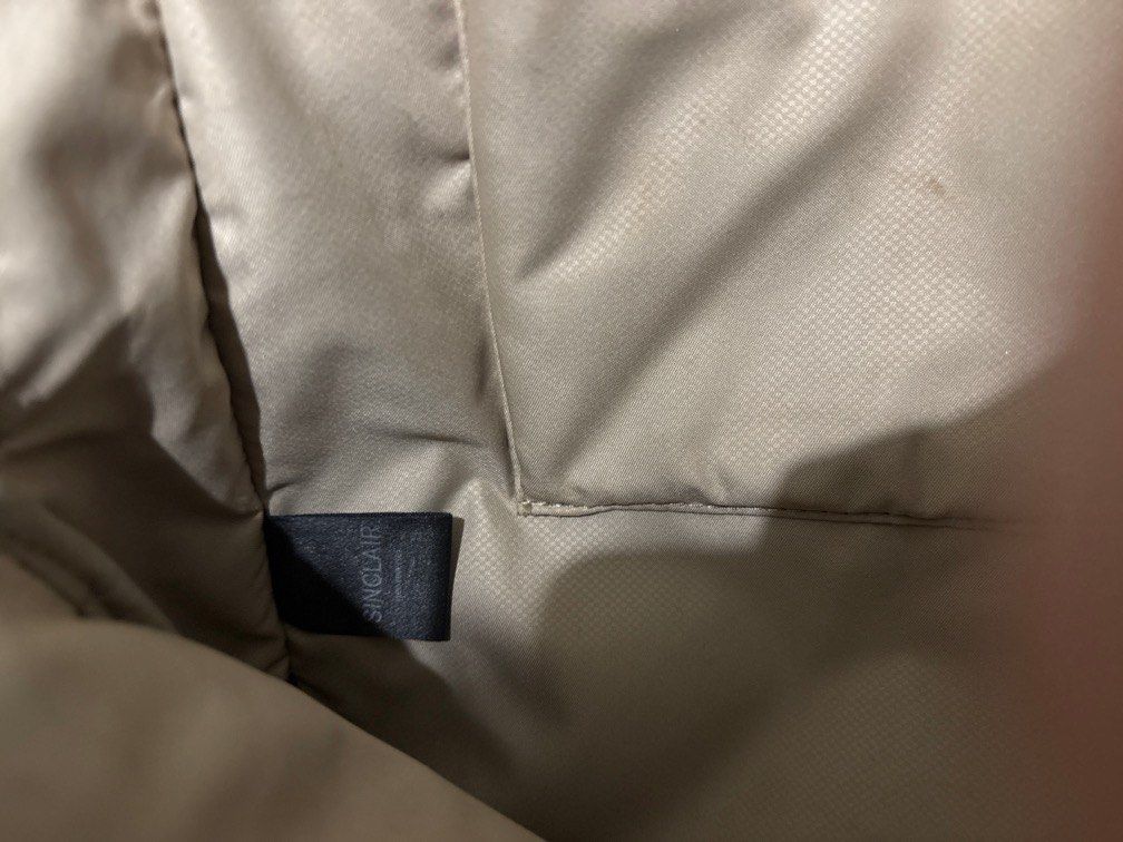 Tumi Sinclair Backpack （分類：背包）位於 Hong Kong。 由 vpang2021 提交（商品編號 1424218549，圖片 7）。簡介： - Tumi Sinclair backpack - Gray exterior - Multiple compartments - Top handle - Adjustable shoulder straps - Zip closure - Interior: - Main compartment - Zippered pocket - Small pocket - Light beige lining - Includes luggage tag。