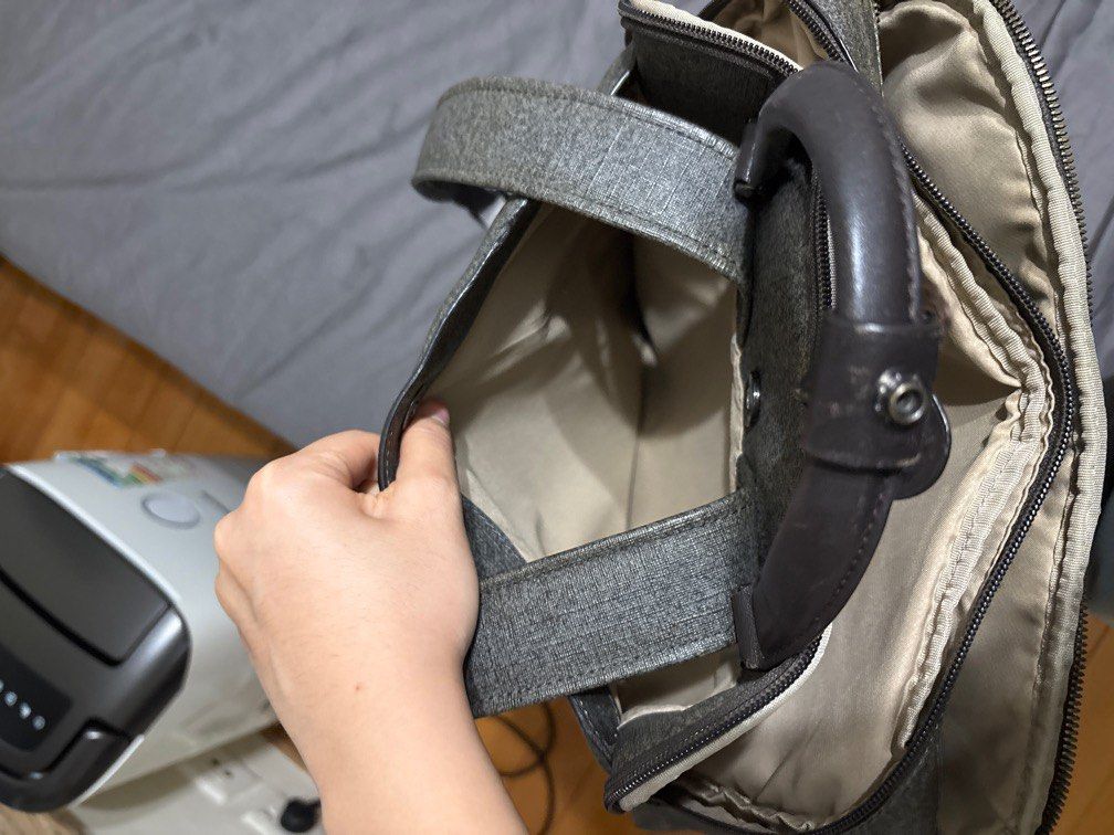 Tumi Sinclair Backpack （分類：背包）位於 Hong Kong。 由 vpang2021 提交（商品編號 1424218549，圖片 4）。簡介： - Tumi Sinclair backpack - Gray exterior - Multiple compartments - Top handle - Adjustable shoulder straps - Zip closure - Interior: - Main compartment - Zippered pocket - Small pocket - Light beige lining - Includes luggage tag。