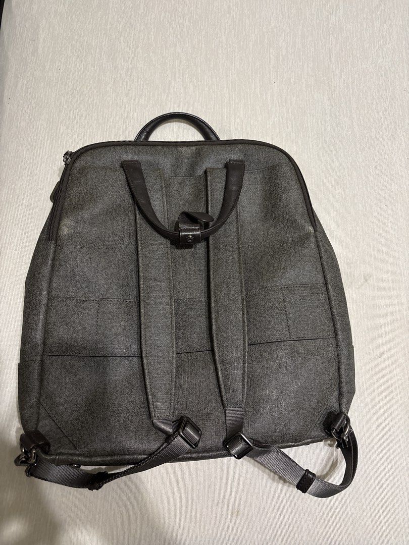 Tumi Sinclair Backpack （分類：背包）位於 Hong Kong。 由 vpang2021 提交（商品編號 1424218549，圖片 2）。簡介： - Tumi Sinclair backpack - Gray exterior - Multiple compartments - Top handle - Adjustable shoulder straps - Zip closure - Interior: - Main compartment - Zippered pocket - Small pocket - Light beige lining - Includes luggage tag。