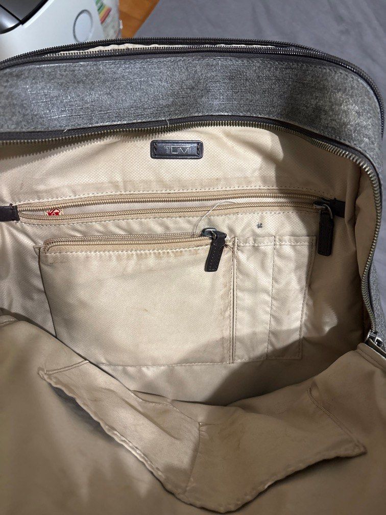 Tumi Sinclair Backpack （分類：背包）位於 Hong Kong。 由 vpang2021 提交（商品編號 1424218549，圖片 5）。簡介： - Tumi Sinclair backpack - Gray exterior - Multiple compartments - Top handle - Adjustable shoulder straps - Zip closure - Interior: - Main compartment - Zippered pocket - Small pocket - Light beige lining - Includes luggage tag。
