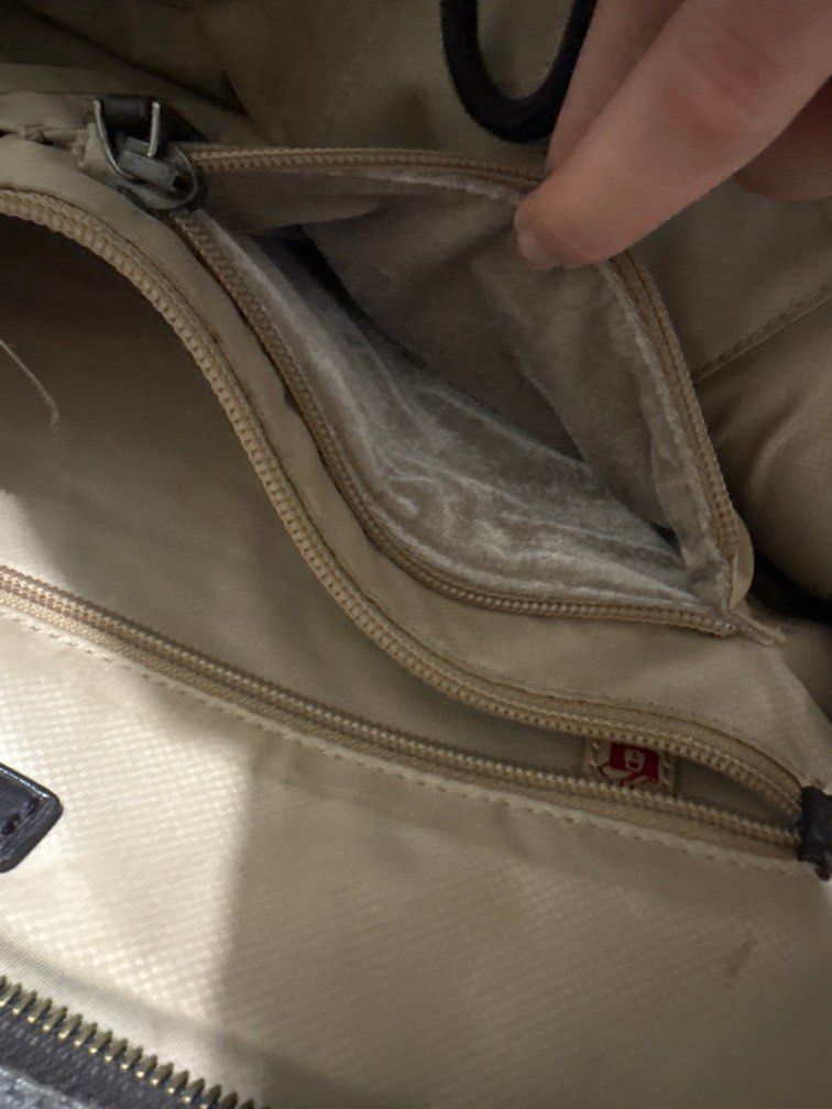 Tumi Sinclair Backpack （分類：背包）位於 Hong Kong。 由 vpang2021 提交（商品編號 1424218549，圖片 6）。簡介： - Tumi Sinclair backpack - Gray exterior - Multiple compartments - Top handle - Adjustable shoulder straps - Zip closure - Interior: - Main compartment - Zippered pocket - Small pocket - Light beige lining - Includes luggage tag。