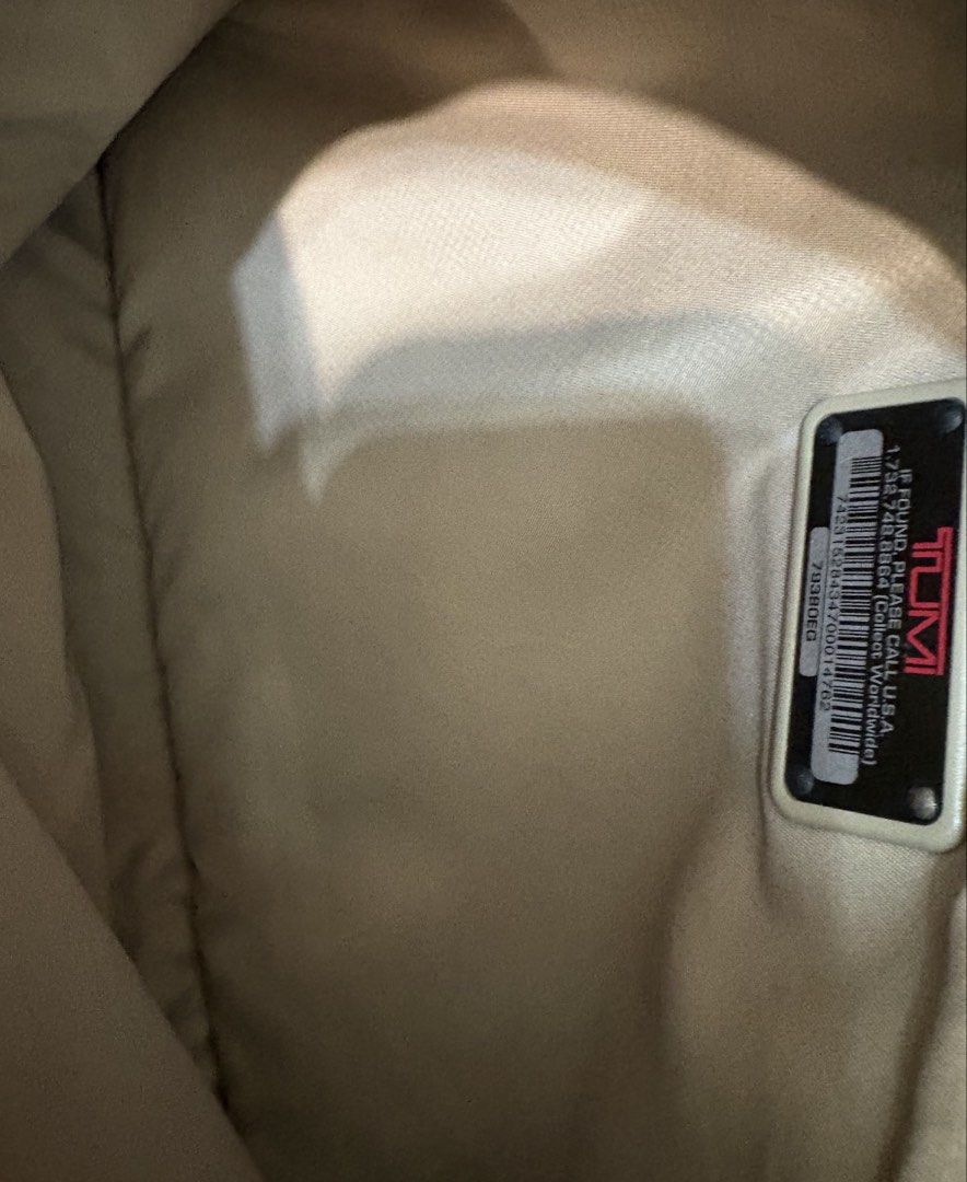 Tumi Sinclair Backpack （分類：背包）位於 Hong Kong。 由 vpang2021 提交（商品編號 1424218549，圖片 10）。簡介： - Tumi Sinclair backpack - Gray exterior - Multiple compartments - Top handle - Adjustable shoulder straps - Zip closure - Interior: - Main compartment - Zippered pocket - Small pocket - Light beige lining - Includes luggage tag。