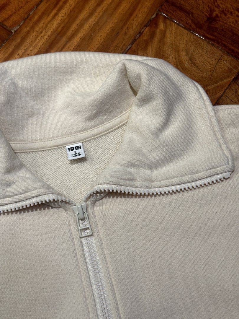 Uniqlo Half-Zipped Sweatshirt (Category: Coats, Jackets and Outerwear) located in Quezon City. Submitted by twinnemcloset (Listing ID 1424290458, Image 3). Description: .