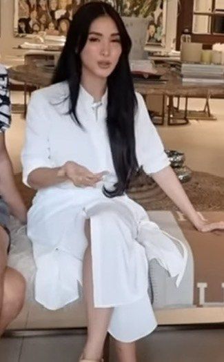 Zara White Dress XS (Category: Dresses) located in Quezon City. Submitted by classythreads (Listing ID 1424282999, Image 1). Description: - Zara white dress - Size: XS - Features: - Collared neckline - Button-down front - Long sleeves - Matching belt - Two front pockets - Made in Morocco.