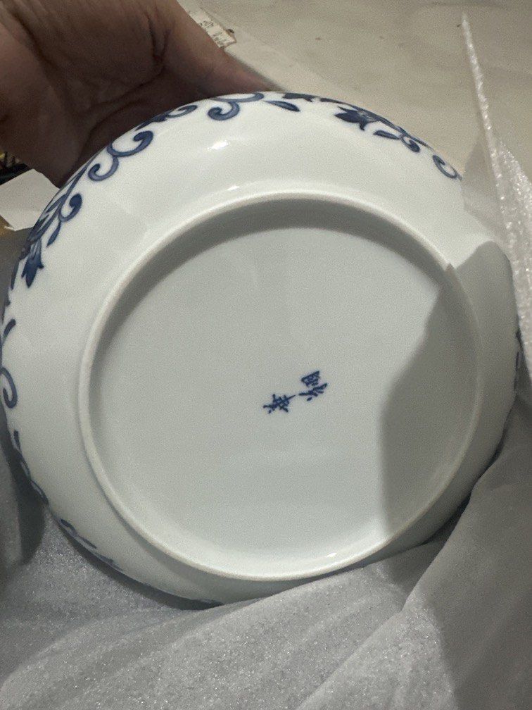 6 pcs Arita ware, Kasho kiln, Shozui arabesque pattern serving set (Category: Dinnerware & Cutlery) located in Antipolo. Submitted by queens.collections (Listing ID 1427575569, Image 2). Description: 1 big 5 small Kl15265xx.