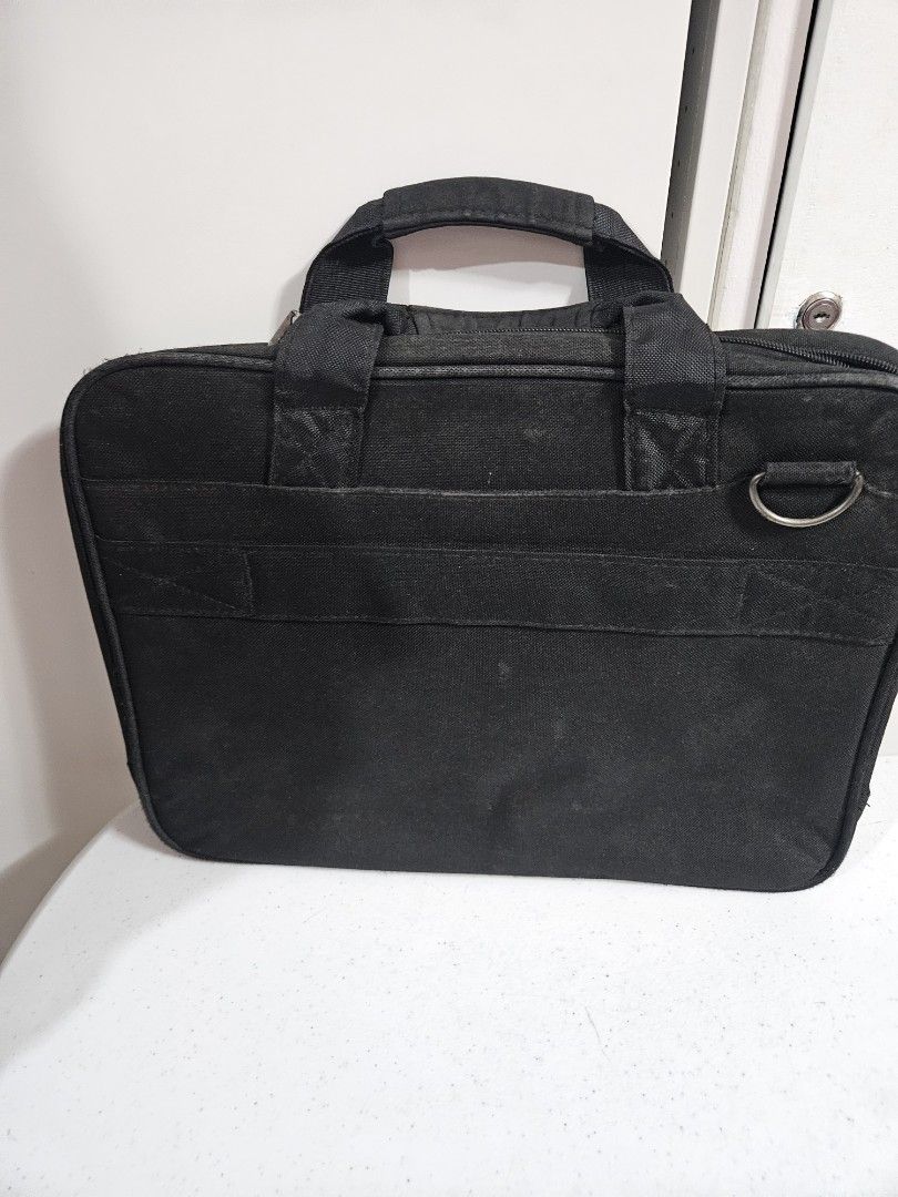 Acer Laptop Bag with Green Interior (Category: Laptop Bags & Sleeves) located in Caloocan City. Submitted by rm.diaz (Listing ID 1427549418, Image 1). Description: Black laptop bag with a green interior. Features a handle and a shoulder strap attachment point. The bag has multiple compartments inside for organization. The Acer logo is visible on the front..