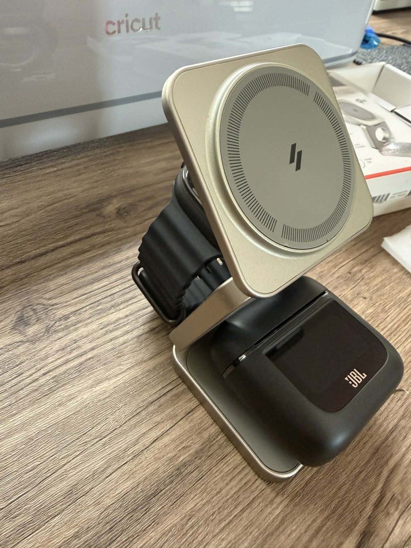 Adam Elements Mag 3 Pro Foldable Charging Station (Category: Chargers) located in Quezon City. Submitted by cesxcaa (Listing ID 1427517711, Image 3). Description: Unboxed ONLY but NOT USED.