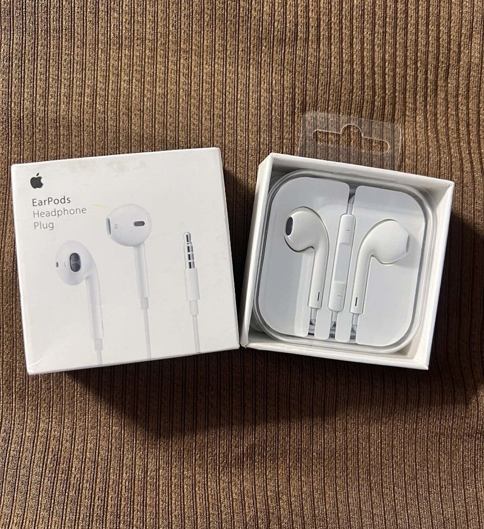 Apple EarPods with 3.5 mm Headphone Plug (Category: Earphones) located in Manila. Submitted by onlineshopping22 (Listing ID 1427618532, Image 1). Description: White Apple EarPods with 3.5mm headphone plug. Includes inline remote and microphone. Comes with box. Compatible with devices that have a 3.5mm audio jack..