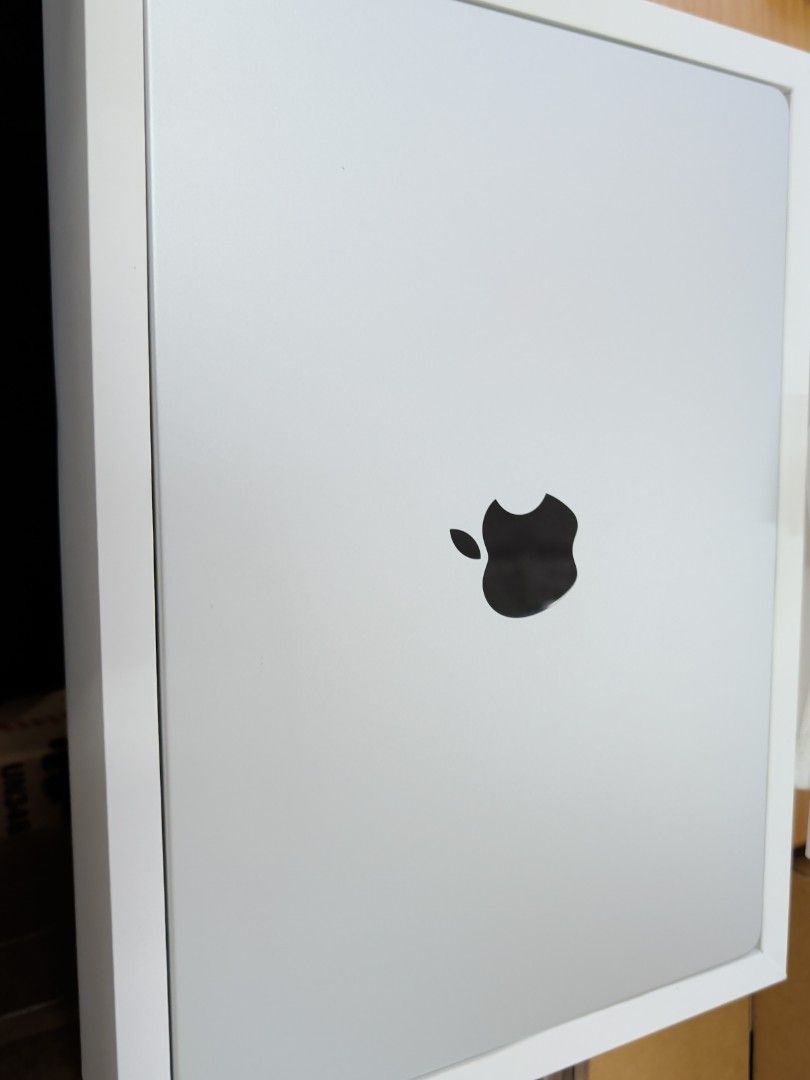 Apple MacBook Pro - Brand New405960686274488320