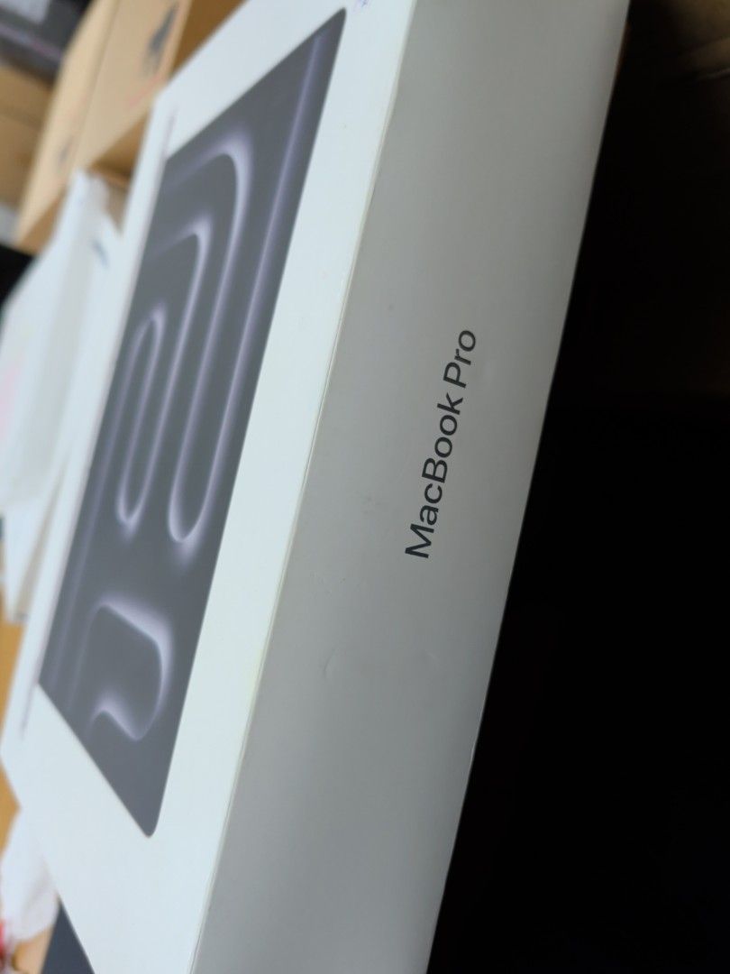 Apple MacBook Pro - Brand New405960686274488321