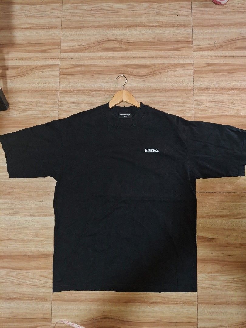 Balenciaga Unifit Black T-shirt (Category: Tshirts & Polo Shirts ) located in Bayambang. Submitted by ace_found_it_06 (Listing ID 1427527770, Image 1). Description: Black Balenciaga Unifit Distressed T-shirt. Features the Balenciaga logo on the front. Made in Italy. Size is XXL. The shirt has a round neck and short sleeves. - Ang kapal ng tela nito - Excellent Condition DM 📩📩 - Pangasinan Based.