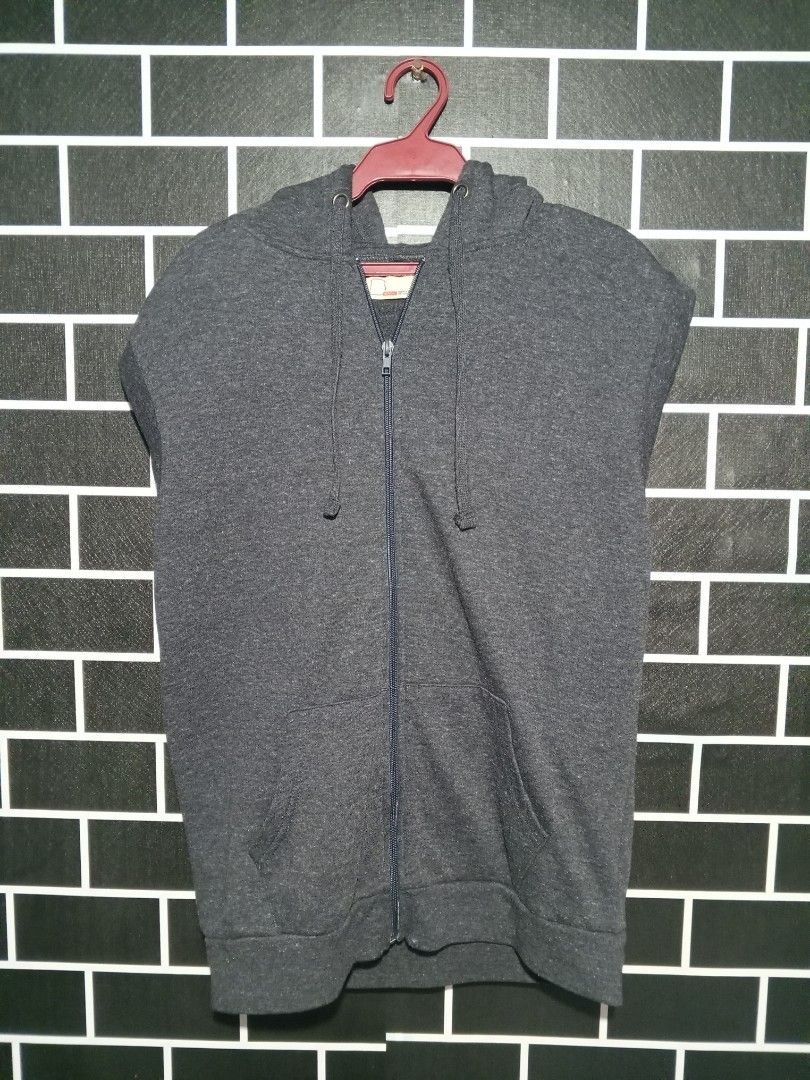 Bench Sleeveless Hoodie - Gray - Large (Category: Hoodies) located in Las Pinas. Submitted by dydythrift74 (Listing ID 1427605968, Image 1). Description: Gray sleeveless hoodie from Bench. Features a full zipper closure and a hood. Includes two front pockets. The size is Large. Made in Manila..
