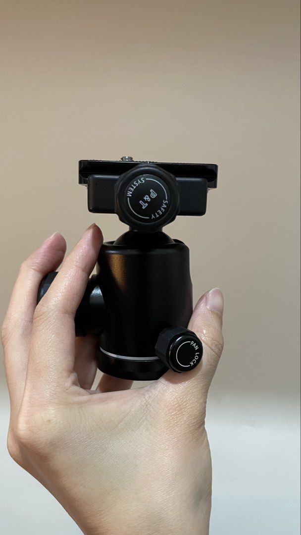 Benro B Series B1 Ballhead for tripod (Category: Tripods & Monopods) located in Quezon City. Submitted by shottheserif (Listing ID 1427550205, Image 2). Description: FOR SALE (NO RETURN/REFUND): Benro B Series B1 Ballhead for tripod - ₱3,000 ONLY - complete with box, manual Condition: 9.5/10, rarely used RFS: decluttering Location: QC Shipping fee c/o buyer All sales are final.