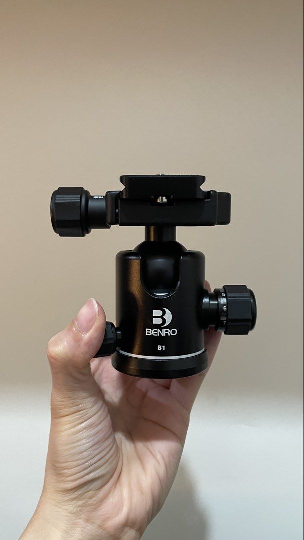 Benro B Series B1 Ballhead for tripod (Category: Tripods & Monopods) located in Quezon City. Submitted by shottheserif (Listing ID 1427550205, Image 1). Description: FOR SALE (NO RETURN/REFUND): Benro B Series B1 Ballhead for tripod - ₱3,000 ONLY - complete with box, manual Condition: 9.5/10, rarely used RFS: decluttering Location: QC Shipping fee c/o buyer All sales are final.