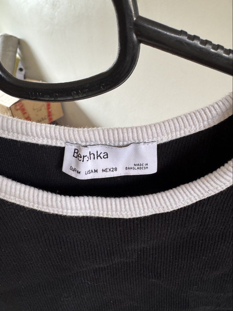 Bershka Black Ribbed Crop Top (Category: Sleeveless) located in Manila. Submitted by paks1109 (Listing ID 1427546298, Image 2). Description: .