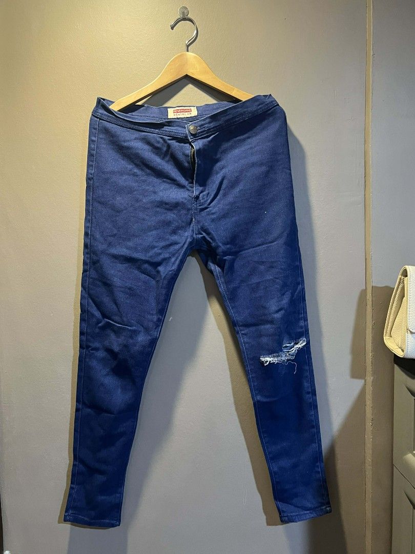 Blue Denim Jeans with Knee Slit (Category: Jeans) located in Quezon City. Submitted by fimasuhail (Listing ID 1427589704, Image 1). Description: Blue Denim Jeans with Knee Slit P30.00.