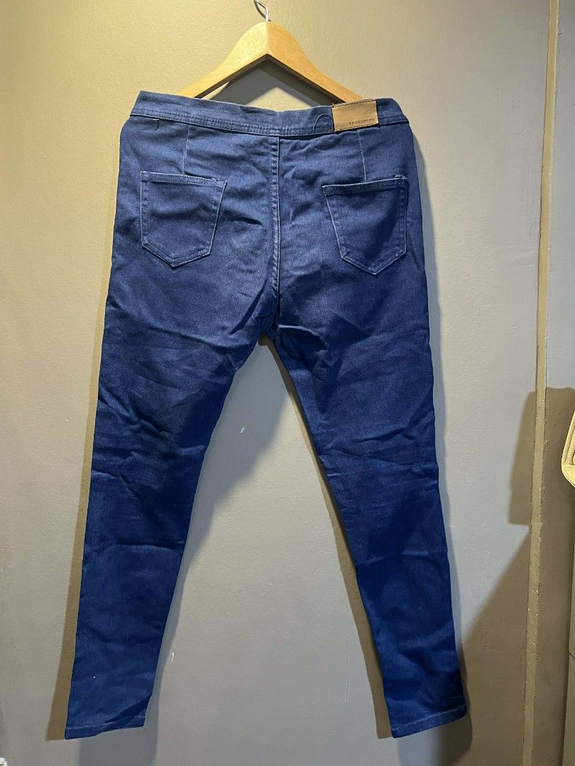 Blue Denim Jeans with Knee Slit (Category: Jeans) located in Quezon City. Submitted by fimasuhail (Listing ID 1427589704, Image 2). Description: Blue Denim Jeans with Knee Slit P30.00.