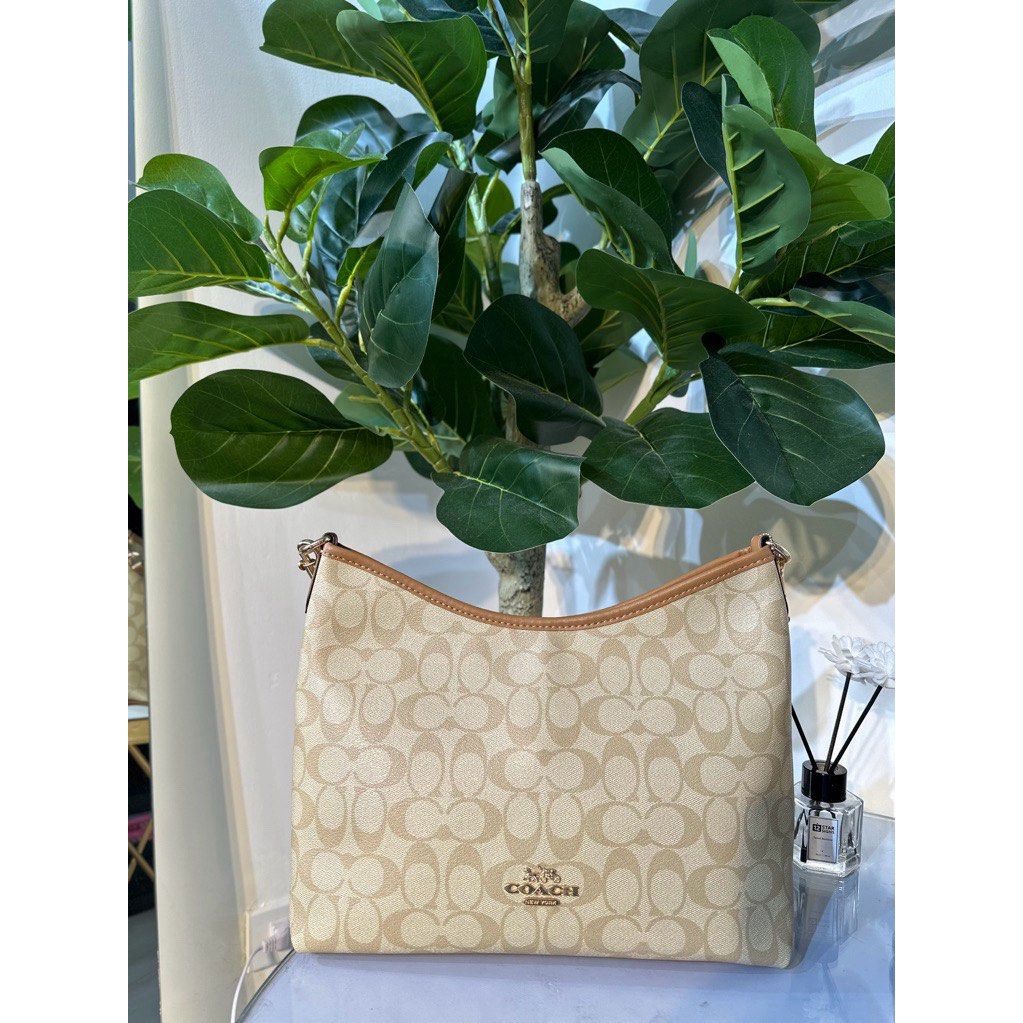 Coach Laurel Signature Bag (Category: Luxury Bags & Wallets) located in Pasig City. Submitted by Ms.Anne (Listing ID 1427535531, Image 3). Description: Coach Laurel Made in Philippines Brandnew Original.
