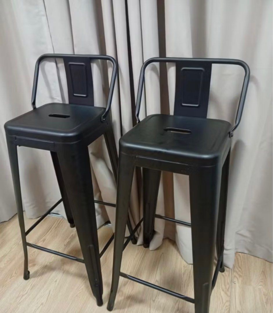 Dining Table (Category: Tables & Sets) located in Kuala Lumpur. Submitted by ian_0507 (Listing ID 1427635152, Image 2). Description: ✨4 High bar stool 72cm Dining Table✨ 💐Reason:Got the wrong size so it’s a bit to tall for my dining table 💐High quality bar 💐comfortable to sit on 💐Normal price Rm60 each .