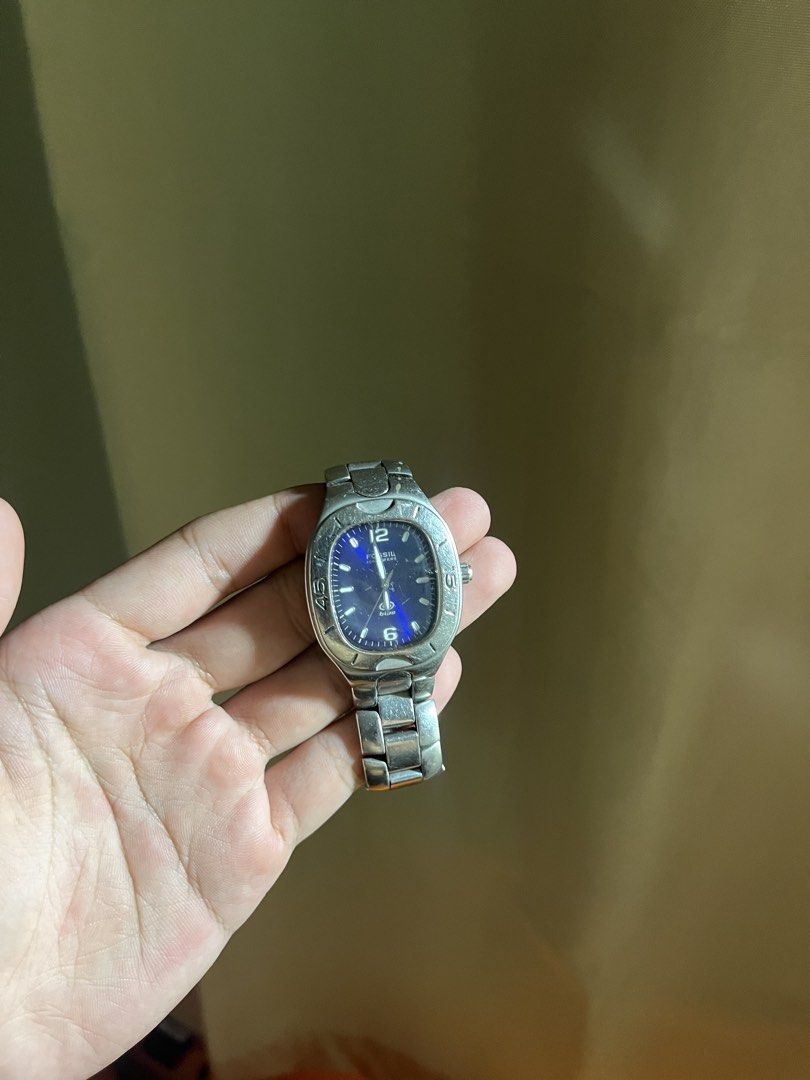 FOSSIL Silver Watch with Blue Dial (Category: Men's Watches) located in Pagsanjan. Submitted by luandeclutter (Listing ID 1427591266, Image 1). Description: .
