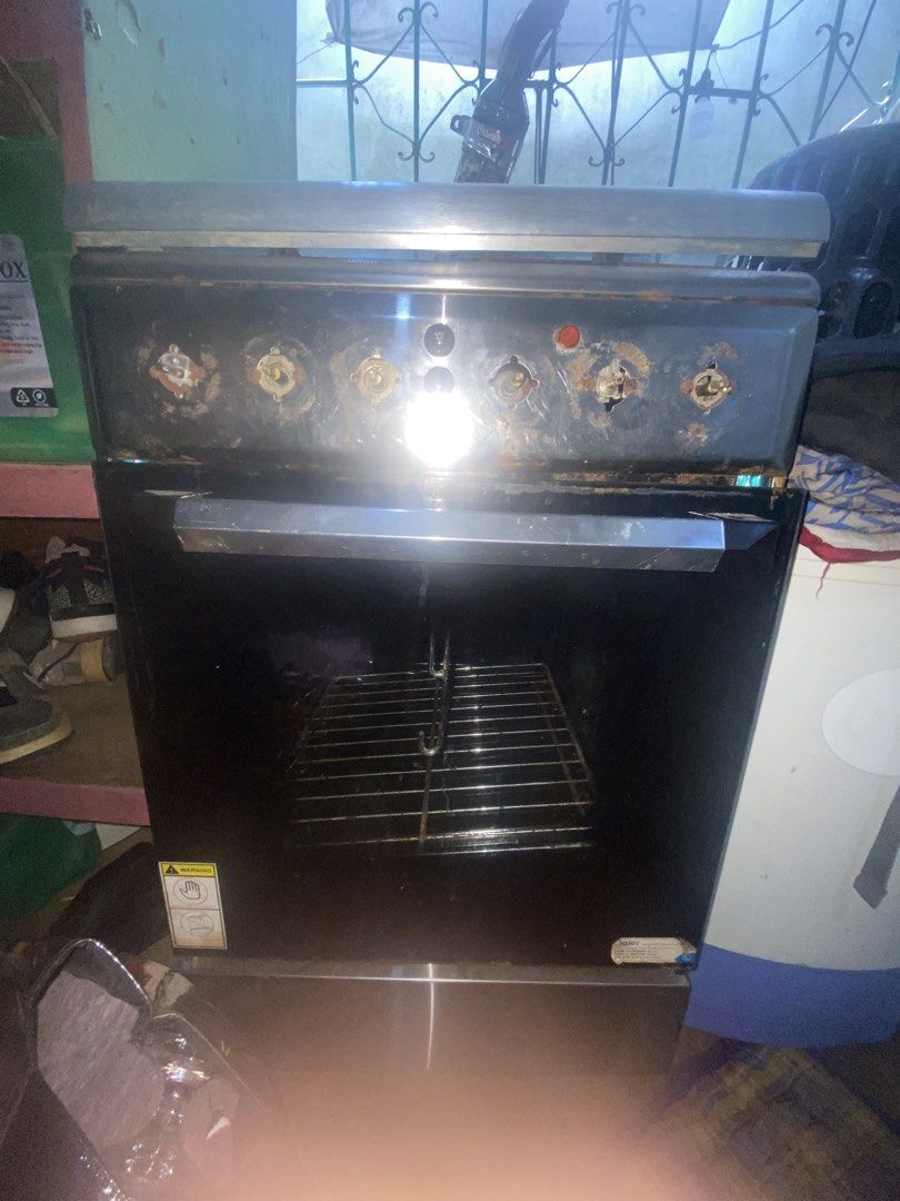 Gas Range with Oven (Category: Ovens & Toasters) located in Caloocan City. Submitted by younghov888 (Listing ID 1427514518, Image 2). Description: na istock lang pero good condition pa .