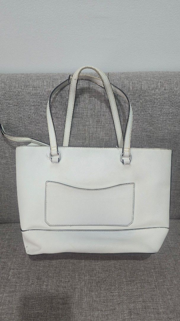 Guess White Tote Bag (Category: Tote Bags) located in Quezon City. Submitted by k8_wallace (Listing ID 1427498771, Image 2). Description: Nice and sturdy bag. It was gifted a couple of years ago. Spacious interior. Authentic Flaws: Leather trim on handle peeling off Dirt on surface. Stain from clothing at the back of the bag. All sales are final. GCash or BPI payments only.