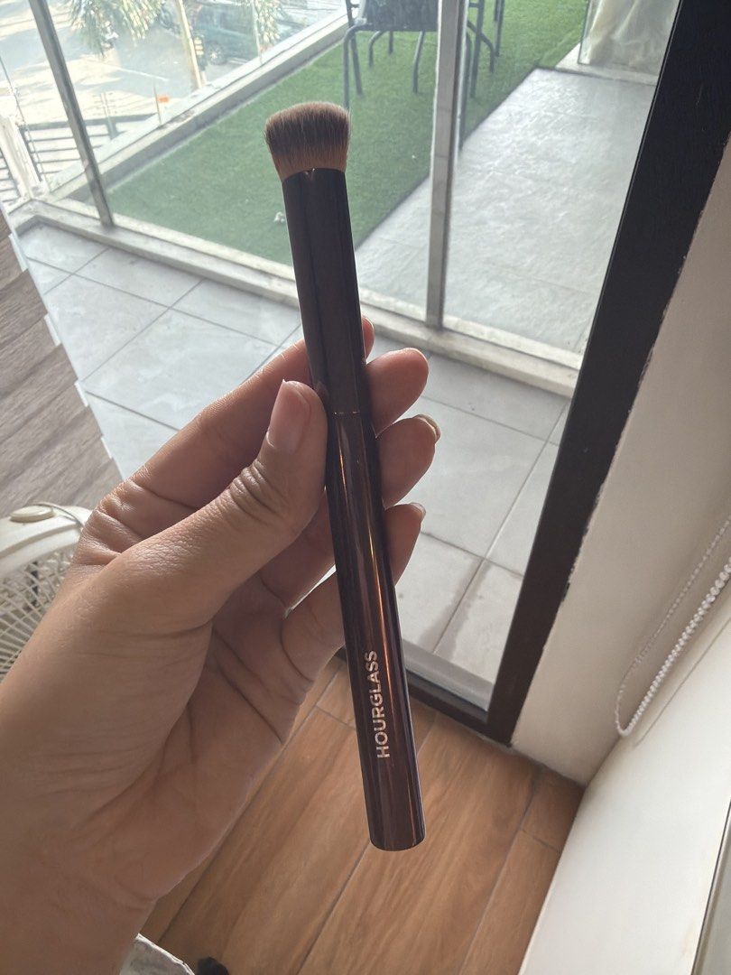 Hourglass Vanish Concealer Brush (Category: Makeup) located in Quezon City. Submitted by destashingmycloset (Listing ID 1427559522, Image 1). Description: .