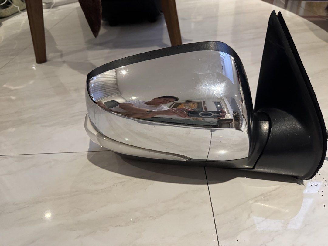 Isuzu Alterra 2014 side mirror RIGHT Hand (Category: Body Parts and Accessories) located in Makati City. Submitted by marckyboy (Listing ID 1427557275, Image 2). Description: - Isuzu Alterra 2014 right side mirror - Genuine part/original - Meetup locations: Makati or Antipolo Original price: 18k-30k genuine isuzu RFS: defective nagbubukas siya na palabas na but still useable. Pwede tanggaling wiring parang fixed na lang siya. .
