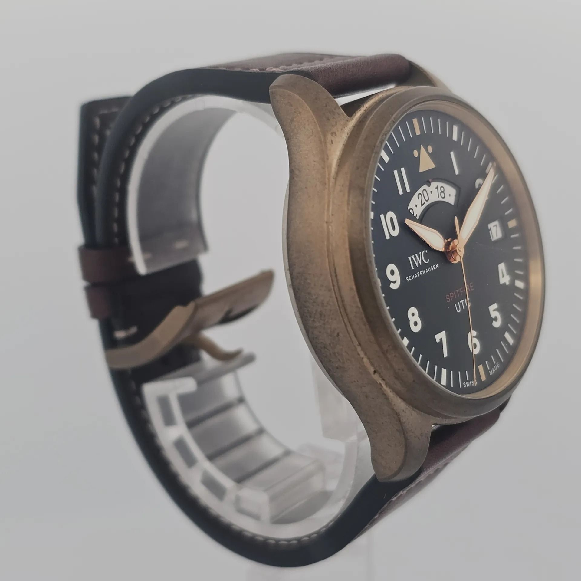 IWC UTC Spitfire Edition IW327101 (Category: Watches) located in Singapore. Submitted by mingwatchchannel (Listing ID 1427570220, Image 3). Description: M260208UIWC20 Watch Condition Very Good Warranty Card Year 2020 Diameter 41mm Movement Automatic Case Material Bronze Dial Color Green Accessories With original packaging box and certification documents No Exchange Thank You Want to see more watches we have please follow us on: Website: https://w