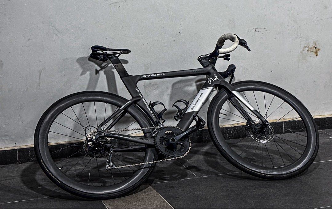 java fuoco 2024 (Category: Bicycles) located in Singapore. Submitted by 111y2k (Listing ID 1427621495, Image 7). Description: wtt/wts Frame & Fork: UCI-certified carbon fibre, full internal cabling, 12mm thru-axle, flat-mount disc. Groupset: Full Shimano 105 R7100 2x12 speed (R7120 shifters, R7170 hydraulic brakes). Crankset: DECAF 50-34T (165/170mm). Cassette: HR12-32T 12-speed. Wheelset: 50mm matte carbon wheels Tires: continental tires Cockpit