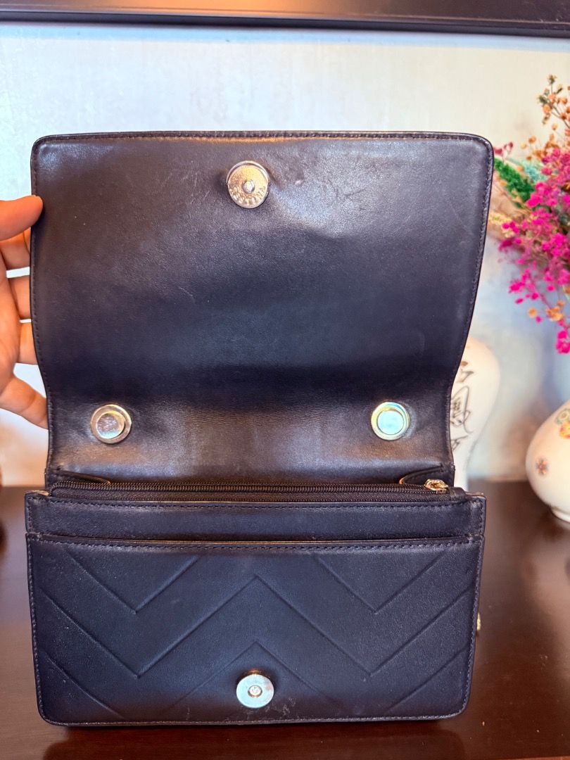 j.estina shoulder bag (Category: Luxury Bags & Wallets) located in Cotabato. Submitted by goldenhiveph0826 (Listing ID 1427502706, Image 2). Description: 💼J.Estina Black Leather Bag❤️ 💯Elegant with gold crown emblem❤️ ✅• Genuine leather, quilted design ✅• Chain strap for versatile carry ✅• Flap closure, interior pocket ✅• Perfect for work or night out 💼🚫Over all conditions 📢 • Slight creasing on leather (see photos) • Minor wear on chain har