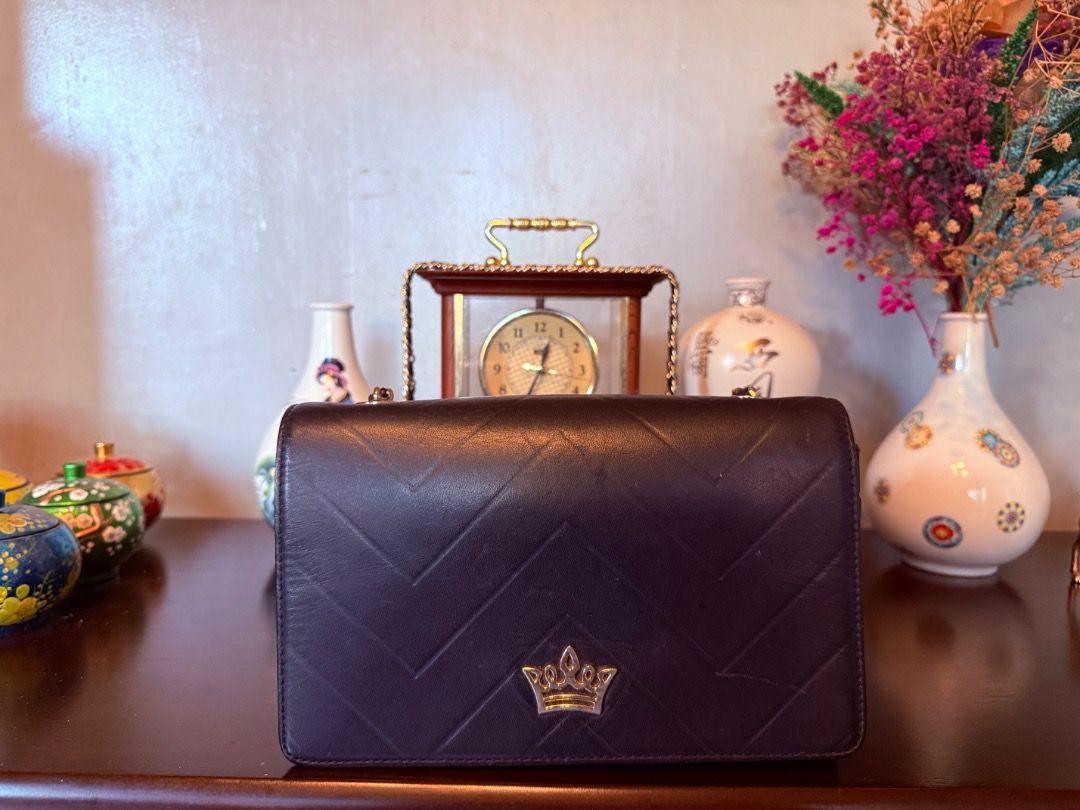 j.estina shoulder bag (Category: Luxury Bags & Wallets) located in Cotabato. Submitted by goldenhiveph0826 (Listing ID 1427502706, Image 1). Description: 💼J.Estina Black Leather Bag❤️ 💯Elegant with gold crown emblem❤️ ✅• Genuine leather, quilted design ✅• Chain strap for versatile carry ✅• Flap closure, interior pocket ✅• Perfect for work or night out 💼🚫Over all conditions 📢 • Slight creasing on leather (see photos) • Minor wear on chain har