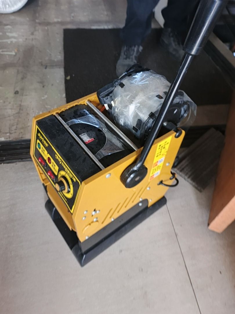 JUMI Cup Sealer Machine (Category: Other Kitchen Appliances) located in San Pedro. Submitted by cgi.saversplustrading (Listing ID 1427491097, Image 3). Description: JUMI cup sealing machine. It has a yellow and black body with a handle for operation. The machine has controls for sealing and temperature. The machine is designed for sealing cups, likely for beverages or other food items..