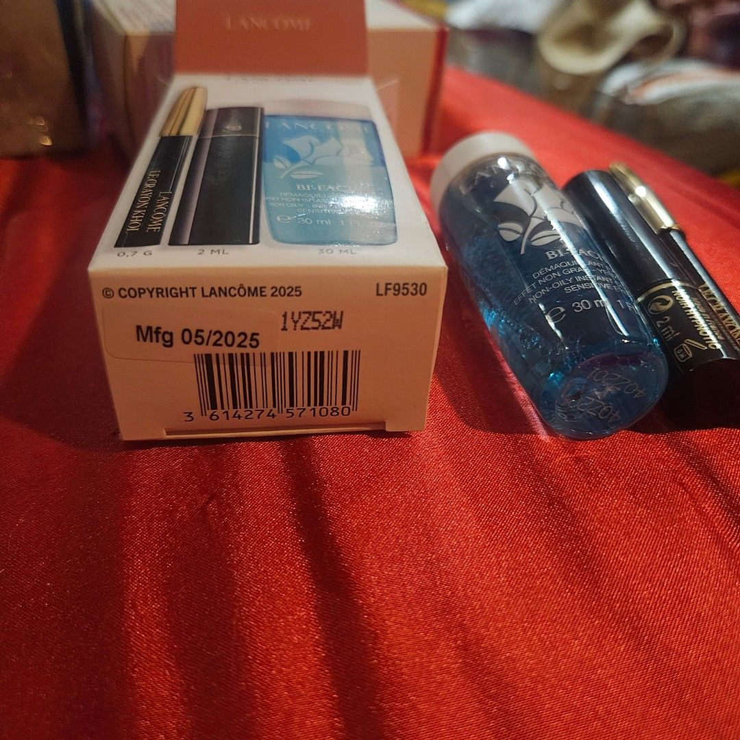Lancome Makeup Set (Category: Makeup) located in Manila. Submitted by smartluxeph (Listing ID 1427633727, Image 2). Description: 💄 Lancôme Eye Routine Set ✨ Includes: 💎 Bi-Facil Eye Makeup Remover (30ml) 💎 Hypnôse Mascara (2ml) 💎 Le Crayon Khôl Eyeliner 💎 Gentle yet effective eye makeup remover 💎 Volumizing mascara for fuller lashes 💎 Smooth, easy-glide eyeliner ✨ Perfect travel set / trial kit / everyday essentials 📦 Condition: Unused / 
