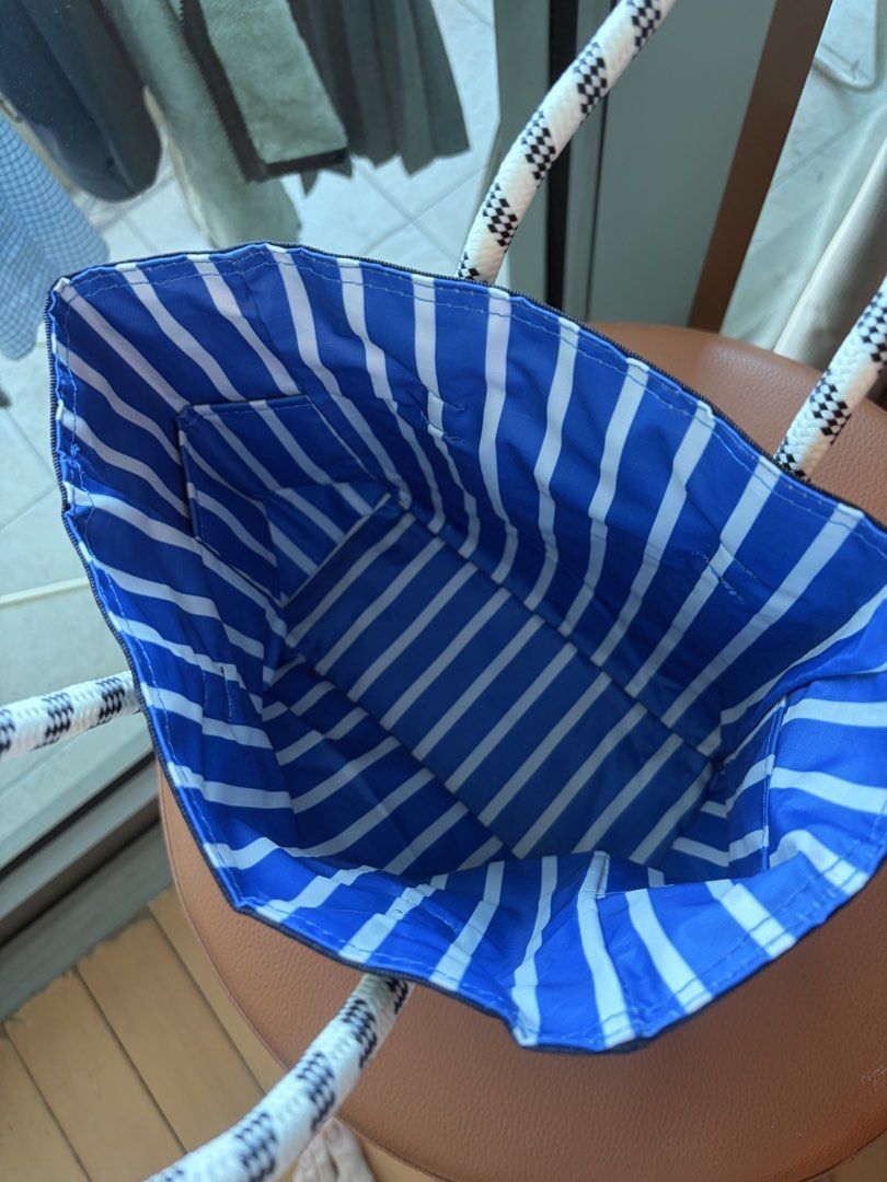 LeSportsac 藍色手提包 （分類：單肩包）位於 Hong Kong。 由 meianny 提交（商品編號 1427564593，圖片 2）。簡介： LeSportsac 包內襯有藍白條紋，並有一個內袋。呢一兩年既新款！ 正面印有「LESPORTSAC USA NEW YORK」字樣。包包設計簡潔，適合日常使用。 可以雙面使用架，好靚好smart size 30cmx24xmx10cm 1000%真 另有淺粉紅色 歡迎發問！。