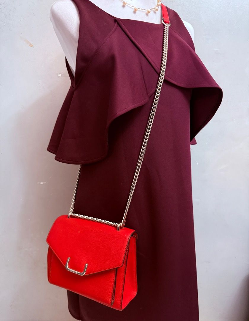 Louis Quatorze Red Leather Purse (Category: Luxury Bags & Wallets) located in Cotabato. Submitted by goldenhiveph0826 (Listing ID 1427500693, Image 2). Description: ✅Genuine leather with silver chain strap • Compact, stylish design • Flap closure with silver clasp • Interior zippered pocket, gray lining • Versatile shoulder or handbag ✅UsedOnceOnly✅ 🚫Condition🚫 • Minor wear marks around clasp • Possible minor scratches/scuffs on leather (see ph