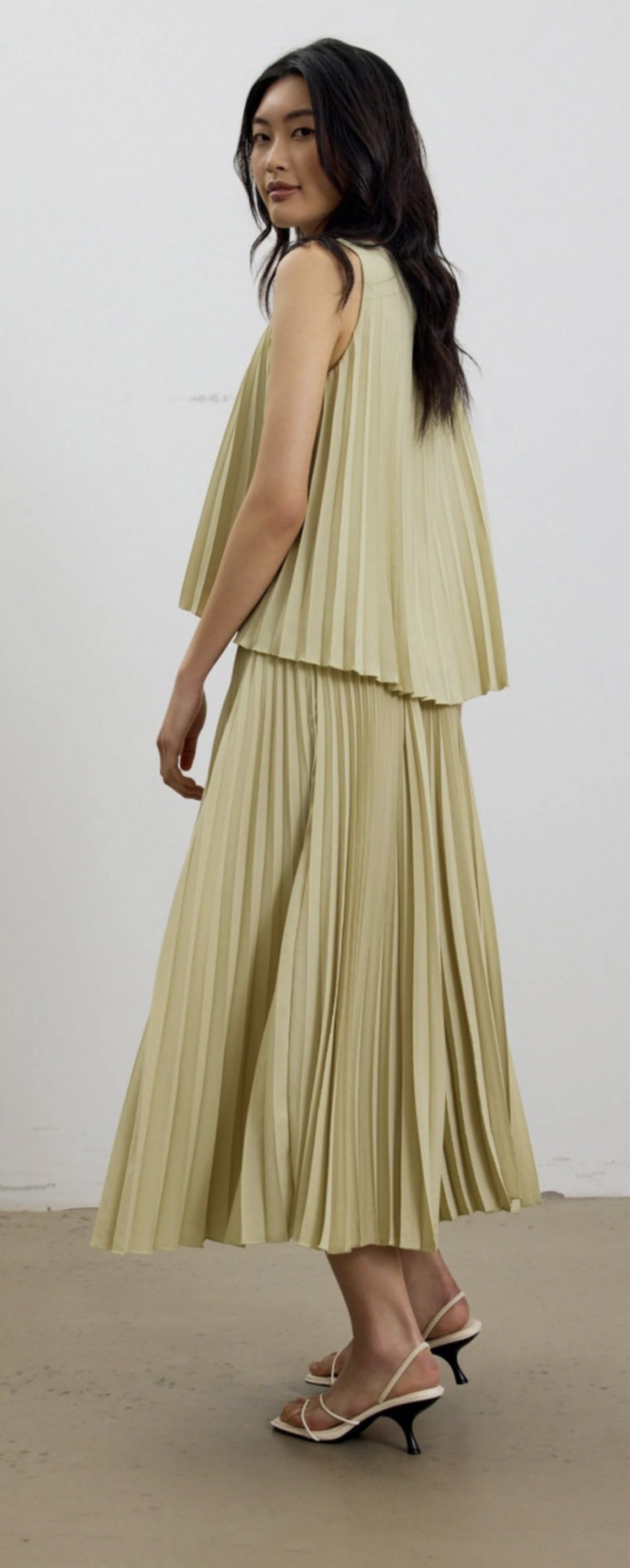 Love Bonito Wei Sunray Pleated Set (Category: Dresses) located in Puerto Princesa. Submitted by rorysroomdeclutter (Listing ID 1427630714, Image 2). Description: Love Bonito Wei Sunray Pleated Trapeze Shell Top and Midaxi Skirt in Matcha Latte color Medium Size No flaws Top only used twice Skirt unused w/ tags Dm for details .